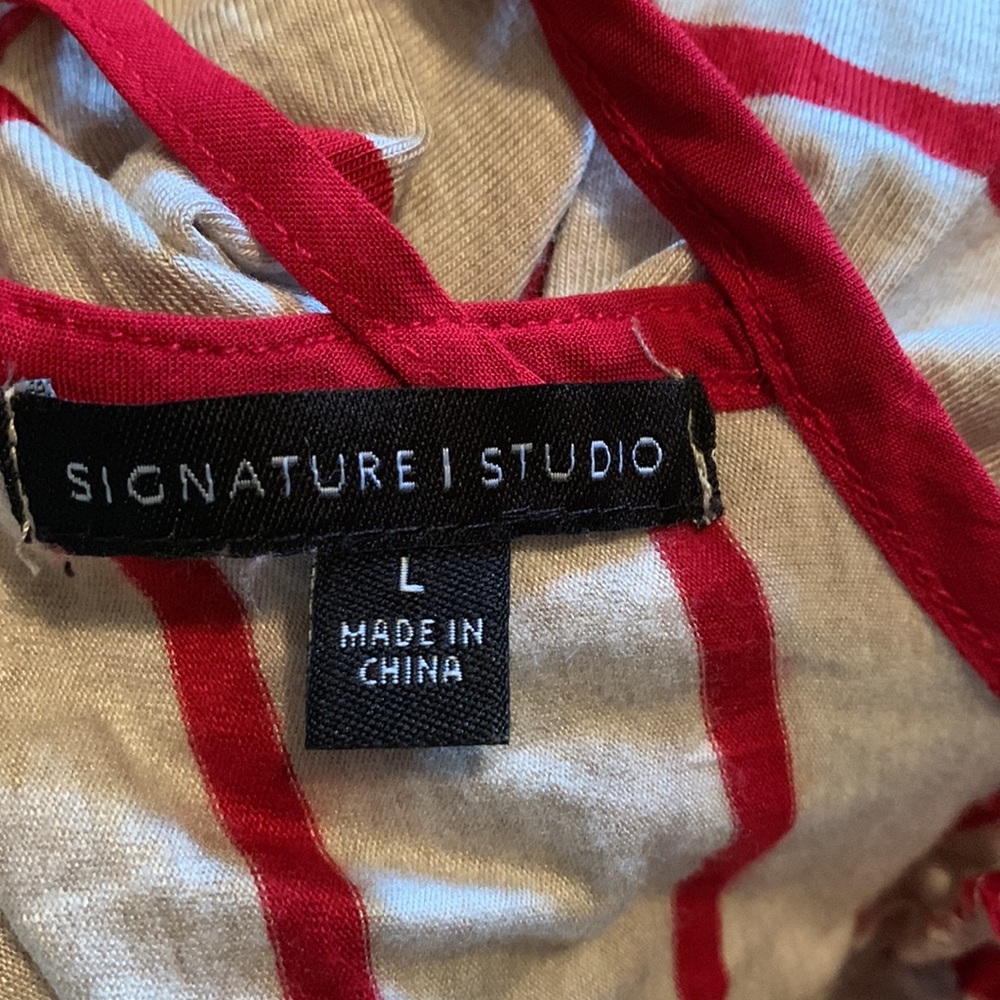 Signature1Studio. Size Large - Picture 6 of 6